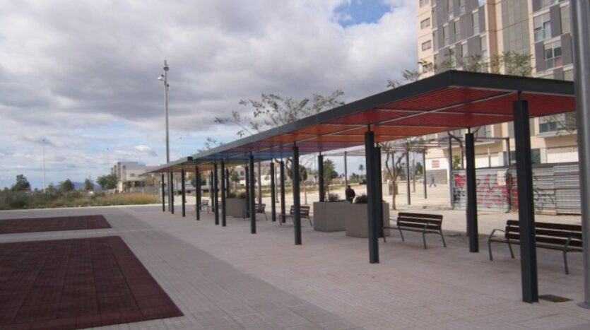 Estructura moderna en un espacio urbano.