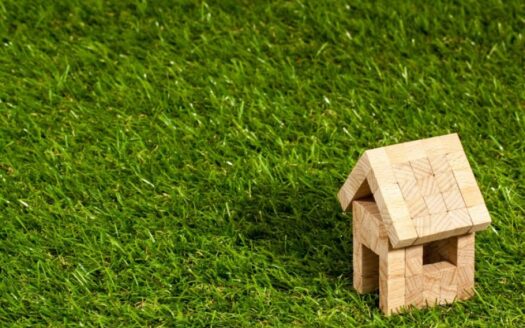Casita de madera en el cesped