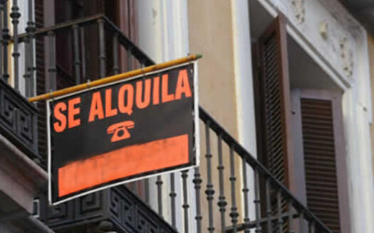 Cartel de alquiler en un balcón.