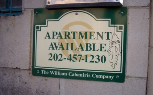 Cartel de apartamento disponible en alquiler.