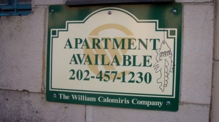 Cartel de apartamento disponible en alquiler.