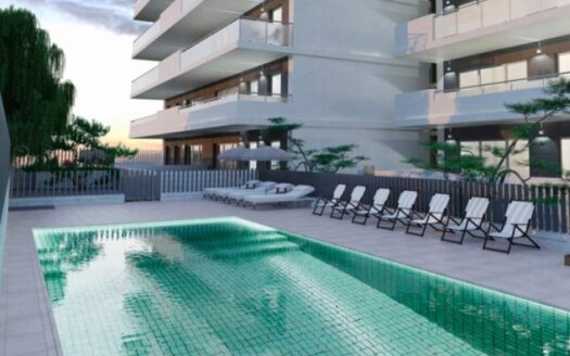 Piscina moderna con tumbonas y árboles.