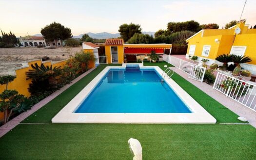 ESPECTACULAR CHALET CON GRAN PARCELA – REALENGO