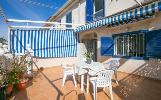 Bungalow adosado con amplio patio y piscina comunitaria en Gran Alacant