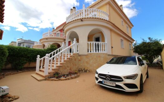 CHALET INDEPENDIENTE CON PISCINA PRIVADA