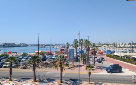 Exclusiva vivienda reformada con impresionantes vistas frontales al mar, en el puerto de Santa Pola.