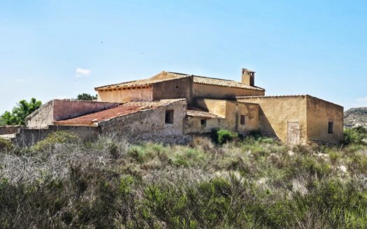 HERMOSO CHALET  del año 1900 con 55.000 m2 de parcela con gran potencial