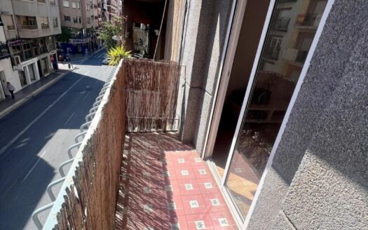 ¡Increíble piso con balcón y vestidor en Corazón de Jesús!