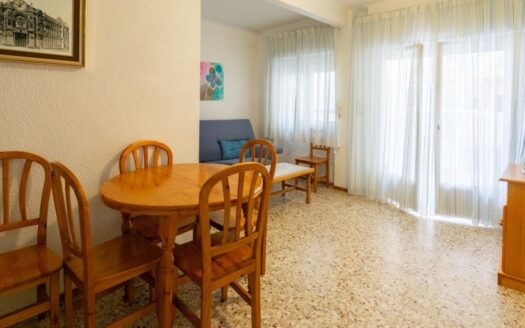 Piso con terraza ubicado en la zona del puerto de Santa Pola, a un paso de la playa de Gran playa. La vivienda cuenta con 3 dormitorios y 2 baños.